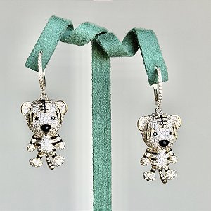 Brinco argola com pingente tigrinho cravejado com zircônias na cor cristal com banho de ouro 18k