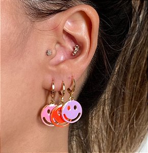 Brinco argola com pingente smile esmaltado (pink, lilás, rosa claro, verde água ou laranja neon) com banho de ouro 18k