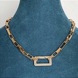 Colar com elos  retangulares pequenos lisos pingente  retangular cravejado com banho de ouro 18k