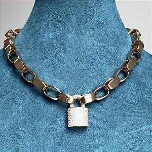 Colar elos lisos com pingente de cadeado cravejado com zircônias na cor cristal com banho de ouro 18k