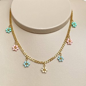 Colar com Flores de Contas Coloridas em Tons Pastel com Banho de Ouro 18k