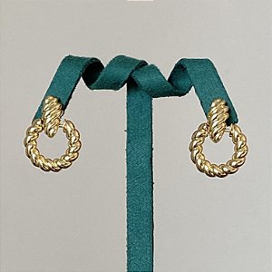 Brinco croissant pequeno argola frontal liso com banho de ouro 18k