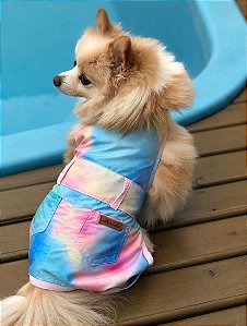 macacão tie dye fundo azul
