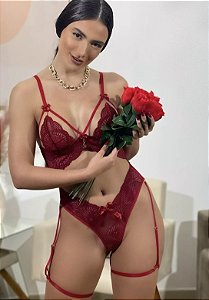 Body luxo em renda e cinta liga