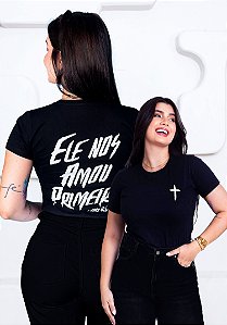 T-SHIRT FEMININA - ELE NOS AMOU PRIMEIRO - COR PRETO