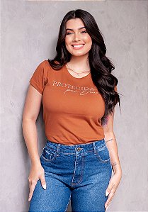 T-SHIRT FEMININA - PROTEGIDA POR DEUS - COR CARAMELO