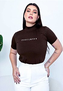 T-SHIRT GOLA ALTA  - PROTEGIDA - ALTO RELEVO - COR MARROM