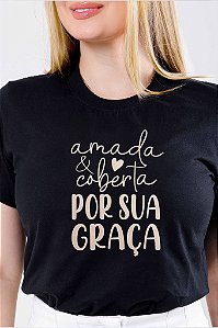 T-SHIRT FEMININA - AMADA E COBERTA POR SUA GRAÇA