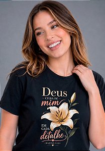 T-SHIRT FEMININA - DEUS CUIDA DE MIM - COR PRETO