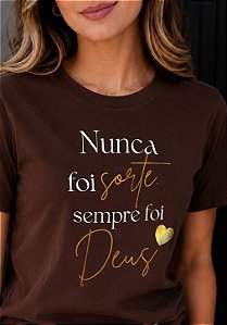 T-SHIRT FEMININA - NUNCA FOI SORTE - COR MARROM