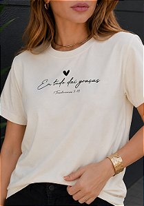 T-SHIRT FEMININA - EM TUDO DAI GRAÇA - COR MARFIM