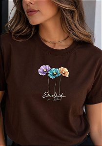 T-SHIRT FEMININA - FLORES ESCOLHIDA POR DEUS - COR MARROM