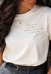 T-SHIRT FEMININA - ELE NUNCA MUDA - COR MARFIM