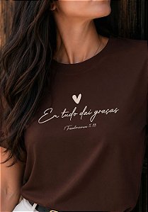 T-SHIRT FEMININA - EM TUDO DAI GRAÇAS - COR MARROM
