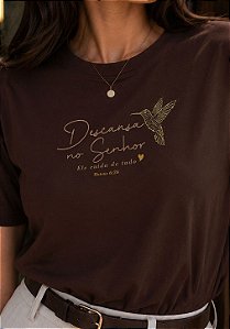 T-SHIRT FEMININA - DESCANSA NO SENHOR BEIJA-FLOR - COR MARROM