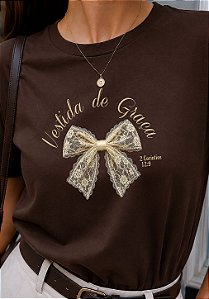 T-SHIRT FEMININA - VESTIDA DE GRAÇA - COR MARROM