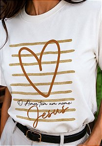 T-SHIRT FEMININA - O AMOR TEM UM NOME JESUS - COR MARFIM