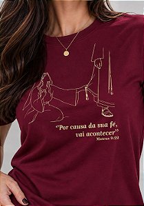 T-SHIRT FEMININA - POR CAUSA DA SUA FÉ - COR BORDÔ
