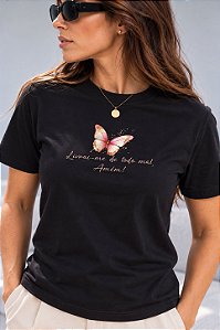 T-SHIRT FEMININA - LIVRAI-ME DE TODO MAL BORBOLETA - COR PRETO