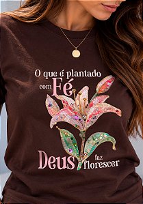 T-SHIRT FEMININA - FLOR DEUS FAZ FLORESCER - COR MARROM