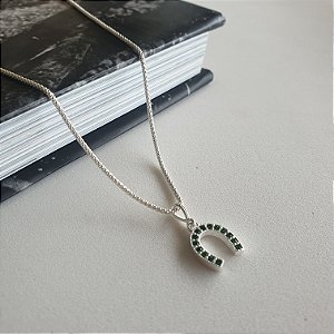 Colar ferradura zircônia  cravejada  verde esmeralda em prata 925