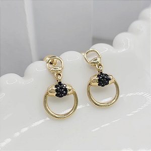 Brinco pendente bridão zircônia  negra em  ouro 18k