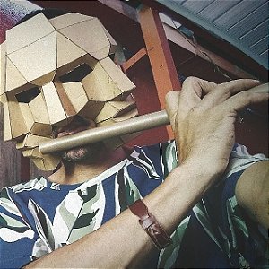 Máscara feita à mão.