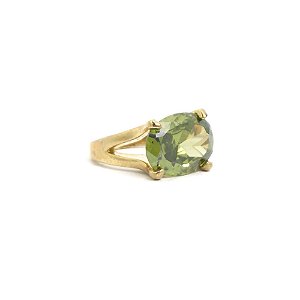 Anel Dourado com Pedra Oval Verde