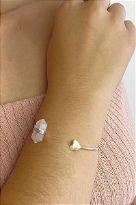 50%  Off - 𝑨𝒎𝒐𝒓 𝒊𝒏𝒄𝒐𝒏𝒅𝒊𝒄𝒊𝒐𝒏𝒂𝒍 : Bracelete confeccionado em Prata 925 com detalhe de Coração e cristal de Quartzo Rosa.