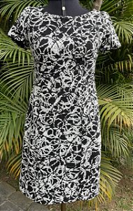 Vestido manguinha curta de lanzinha preta com aplicações de lã branca, totalmente forrado
