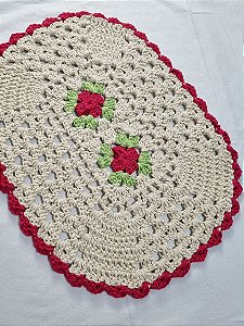 Par de Tapete de Croche Modelo Oval Flor Vermelho - Cor Cru