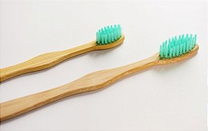 Escova de dente infantil de bambu personalizada - cerdas verdes