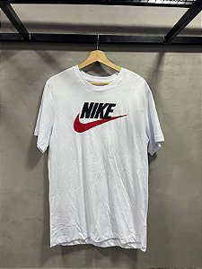 CAMISETA NIKE SPORTWEAR ICON(BRANCO/VERMELHO)
