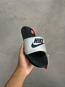CHINELO NIKE SLIDE (PRETO/PRATA)