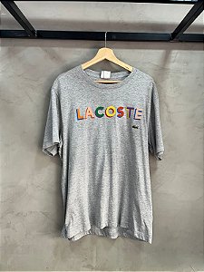 CAMISETA LACOSTE LETREIRO CINZA
