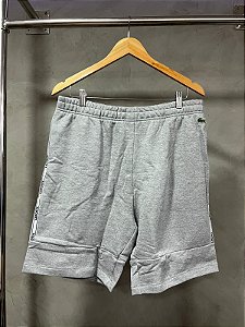 BERMUDA LACOSTE FAIXA (CINZA)