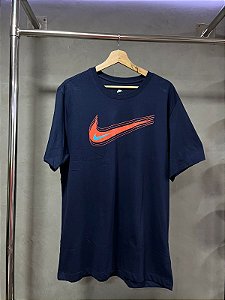 CAMISETA NIKE SWOOSH 3D (AZUL MARINHO)