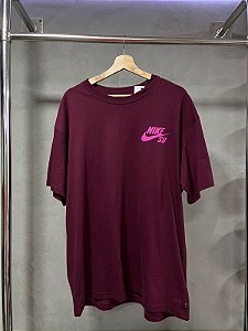 CAMISETA NIKE SB VINHO