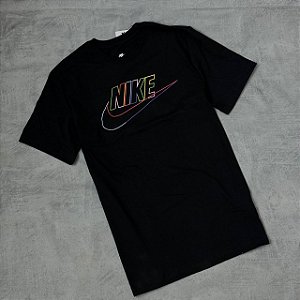 CAMISETA NIKE SPORTWEAR COLOR (PRETO)