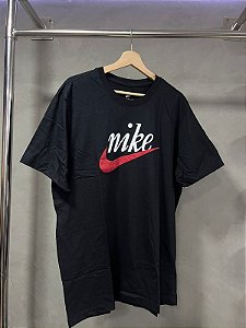 CAMISETA NIKE SPORTWEAR (PRETA/VERMELHA)