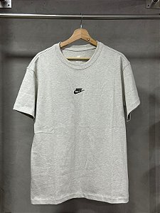 CAMISETA NIKE NSW PREMIUM (CINZA)
