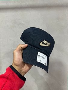 BONE NIKE FREAK (PRETO/DOURADO)