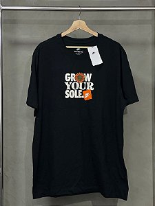 CAMISETA NIKE GROW YOUR SOLE PRETA