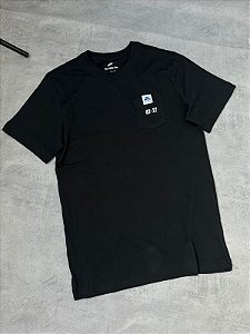 CAMISETA NIKE AIR FORCE WORLD PRETA (BOLSO)