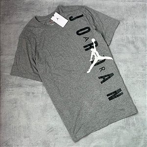 CAMISETA NIKE JORDAN LETREIRO (CINZA)