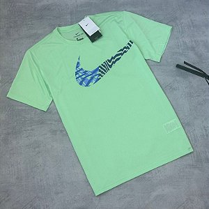 CAMISETA NIKE DRI-FIT COM SWOOSH (VERDE)