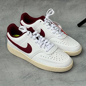 NIKE COURT VISION LOW (BRANCO/VINHO)
