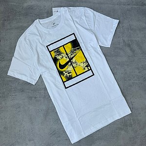 CAMISETA NIKE COURT (BRANCA-AMARELA)
