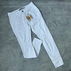calça jeans branca rasgada