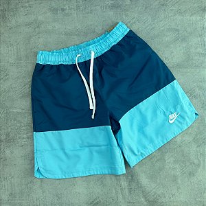 SHORT NIKE SPORTWEAR LISTRADO (AZUL PISCINA )